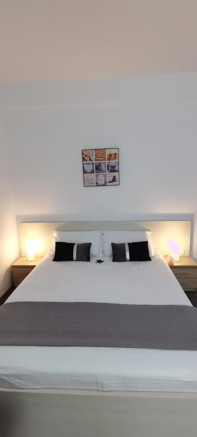 Mike Studio Mamaia Nord Apartment นาโวดาริ ภายนอก รูปภาพ
